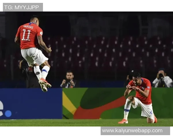 卡福带球突破展现绝佳脚法一脚精准助攻成为赛场焦点