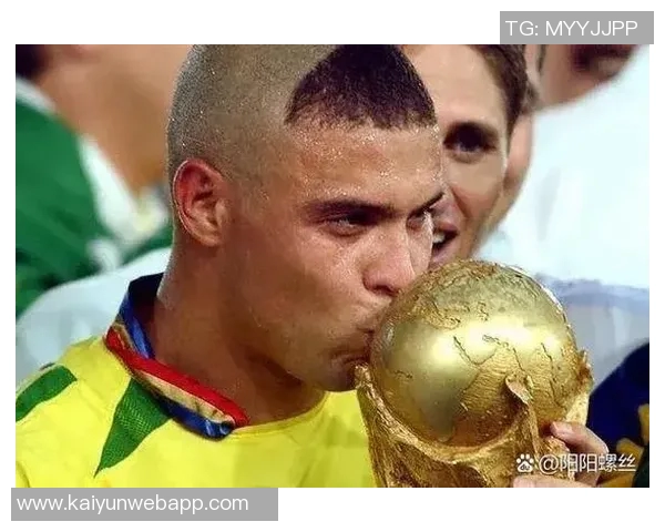 足球巨星点赞瞬间：从梅西到C罗他们背后的社交媒体故事